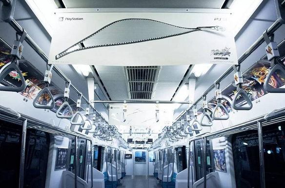 對(duì)粉絲們來(lái)說(shuō)，這是個(gè)驚喜。對(duì)普通乘客來(lái)說(shuō)，這個(gè)奇怪的廣告激發(fā)了他們的好奇心。