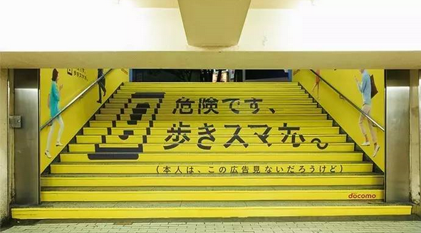 這個(gè)系列廣告有多組樣式，發(fā)揮一手吐槽功夫。