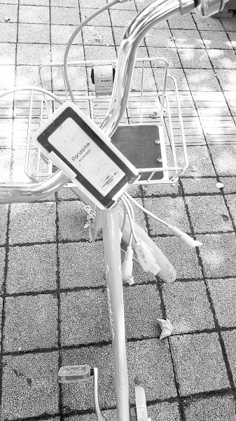 車把中間有手機充電支架，下方連接著3根充電線。