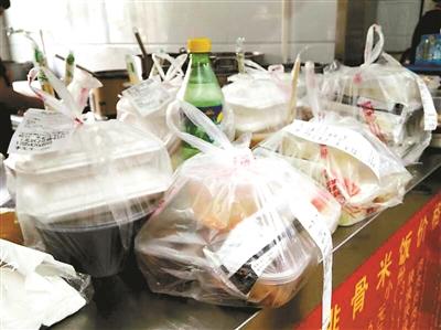 一餐館的“飯口”時(shí)段，等待“出發(fā)”的外賣擺滿案臺(tái)