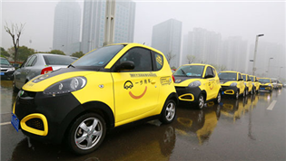 這50輛新能源汽車太黃了！招手即停、一步送到大河車展的門(mén)口