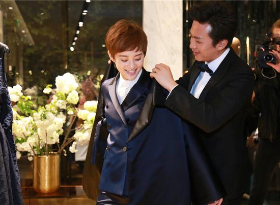 超哥，你還是老老實(shí)實(shí)伺候娘娘更衣吧。