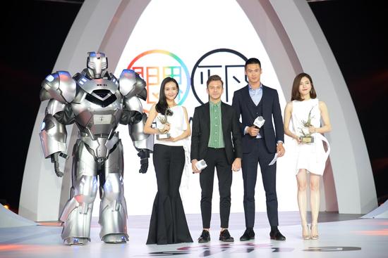 Klasse14腕表首席設(shè)計(jì)師 Mario Noblie以及超模蔚方卿為王鷗、江疏影頒發(fā)時(shí)尚突破藝人獎(jiǎng)項(xiàng)