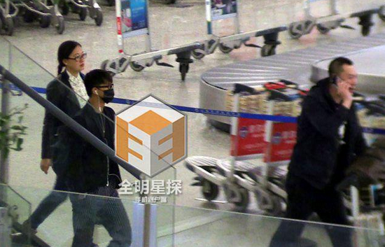 韓庚現(xiàn)身機(jī)場。