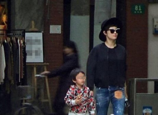 等等正面照曝光。