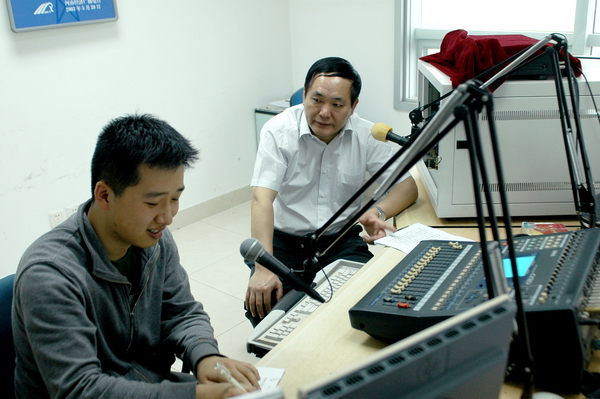 河南省政府安委會(huì)副主任、省安全生產(chǎn)監(jiān)督管理局黨組書記、局長(zhǎng)張國(guó)輝做客《安全河南》直播室