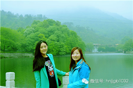 奧斯卡汽車影城的美女和這個(gè)風(fēng)景融入的真好啊，有木有？！