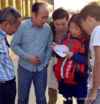 五點五十左右，聽眾們陸陸續(xù)續(xù)到達鄭州捷和汽車，首先要做的第一件事就是找我們的工作人員要車標(biāo)
