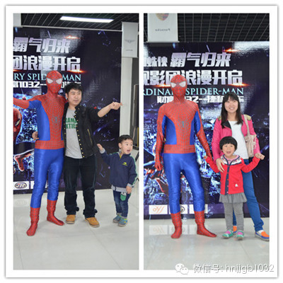 貼完車標(biāo)回到大廳，一位蜘蛛俠模樣的男子瞬間吸引大家的眼球