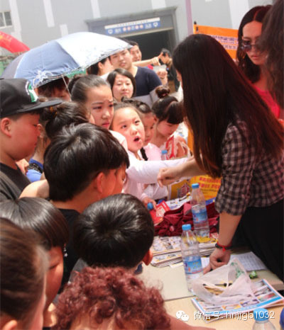 禮品領(lǐng)取處，這是要把工作人員圍攻的節(jié)奏啊。