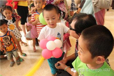 拿到氣球玩具的小朋友，瞬間成了焦點(diǎn)，周圍的小朋友都想和你做朋友，你知道嗎？