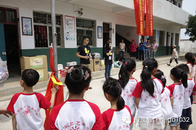 財(cái)富1032主播鄧語(yǔ)、張哲主持了捐助儀式