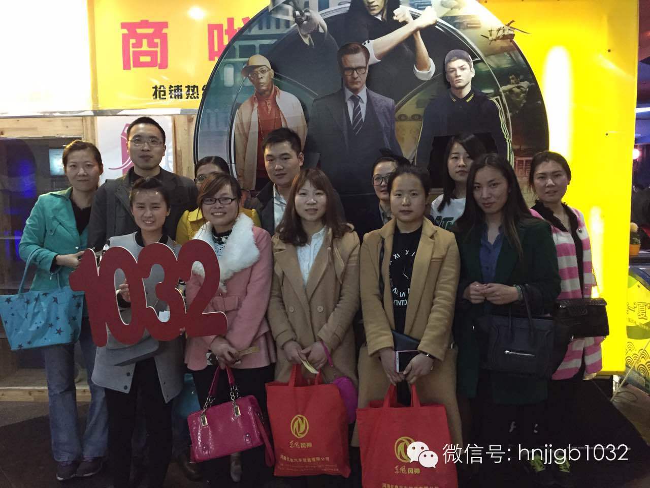 來(lái)個(gè)合影，1032的聽(tīng)眾棒棒噠，個(gè)個(gè)都準(zhǔn)時(shí)到達(dá)了集合地點(diǎn)。Johnny表示很欣慰??！