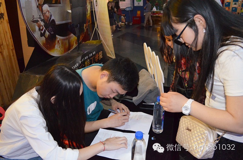 看，我們的工作人員正在組織簽到哦！