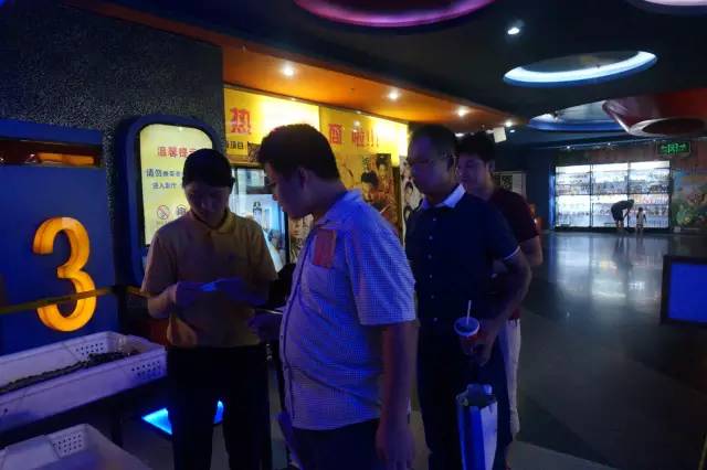 電影馬上開(kāi)始，排隊(duì)入場(chǎng)嘍