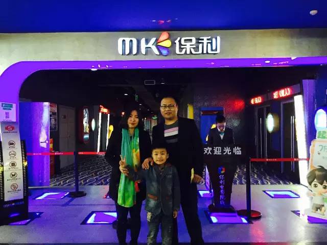 再來看兩個萌娃，表情都好有戲！