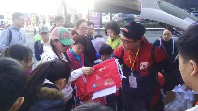 8:30準(zhǔn)時(shí)集合，現(xiàn)場工作人員給大家分發(fā)參賽證和參賽衣服。