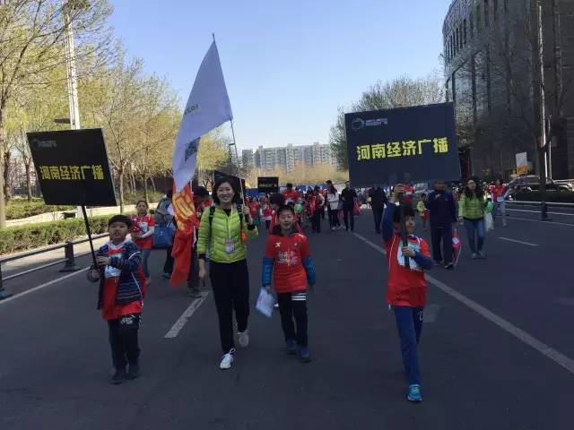 出發(fā)啦！小朋友和大朋友們昂首闊步向賽場邁進(jìn)！