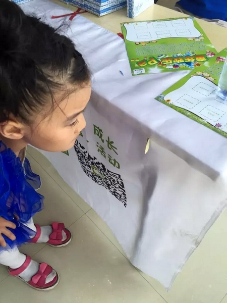 一只蝴蝶飛到小蝸牛的旗子上，小朋友看得入神啦~