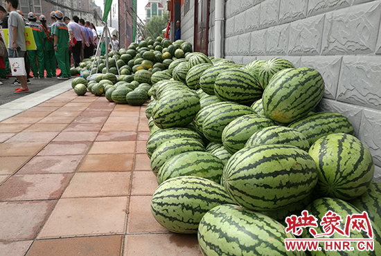 經(jīng)濟廣播工作人員和愛心企業(yè)給正在忙碌的環(huán)衛(wèi)工人、交警等送去一萬六千多斤西瓜和近百提礦泉水。