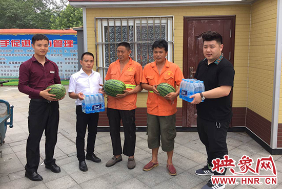 經(jīng)濟廣播工作人員和愛心企業(yè)給正在忙碌的環(huán)衛(wèi)工人、交警和協(xié)警等送去了一萬六千多斤西瓜和近百提礦泉水。