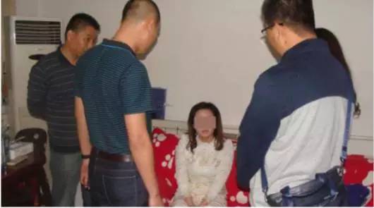 警方抓捕嫌疑人龐某衛(wèi)現(xiàn)場。警方供圖