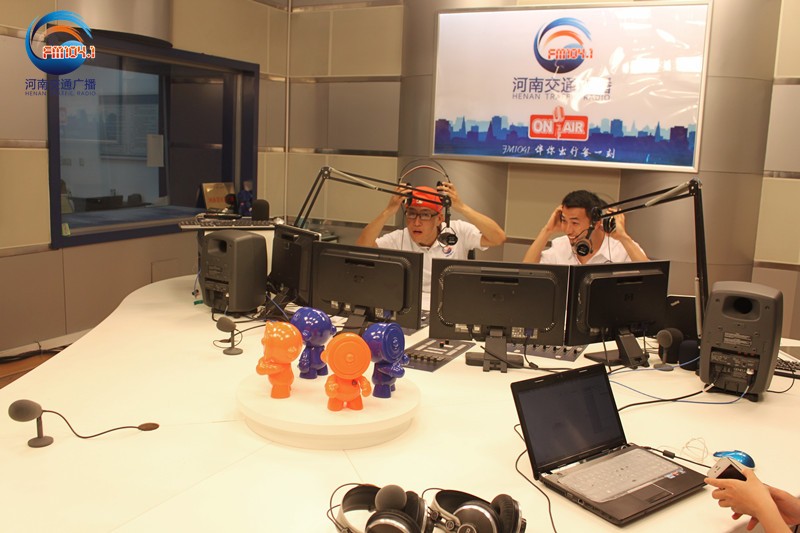 李憲和張弛怎么這么開(kāi)心！又不是你們倆中獎(jiǎng)了！