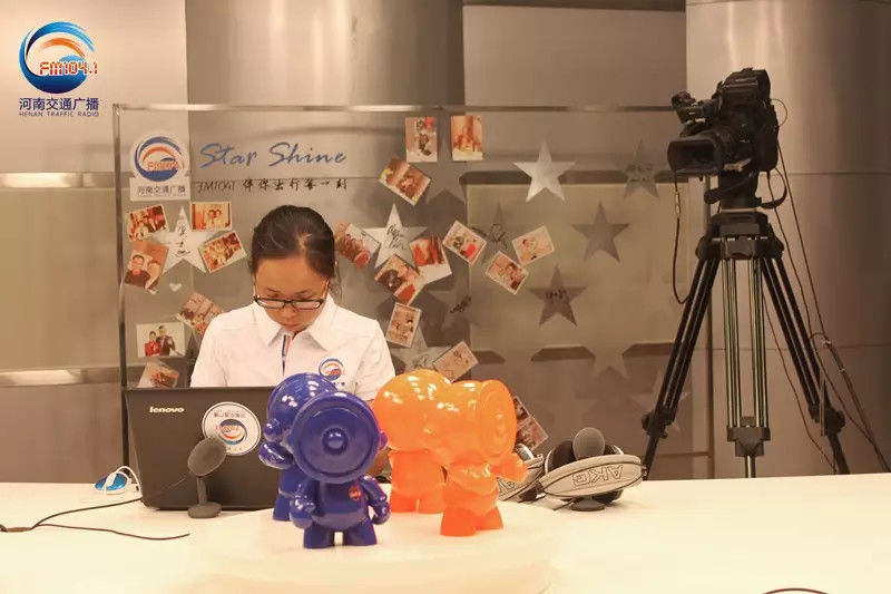 還是抽獎(jiǎng)的姑娘比較認(rèn)真！為保證抽獎(jiǎng)的公平公正，映象網(wǎng)進(jìn)行了全程視頻直播。