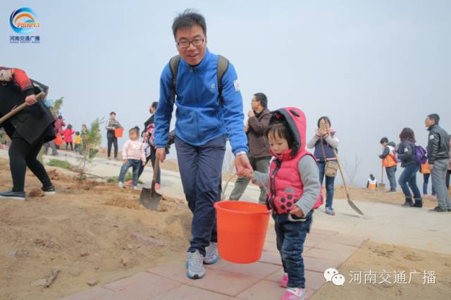 爸比爸比，你會種小樹嗎？我來教你吧~