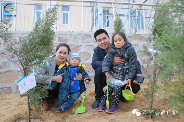 一家四口，一起種下我們的小樹，和寶貝兒們一起茁壯成長！
