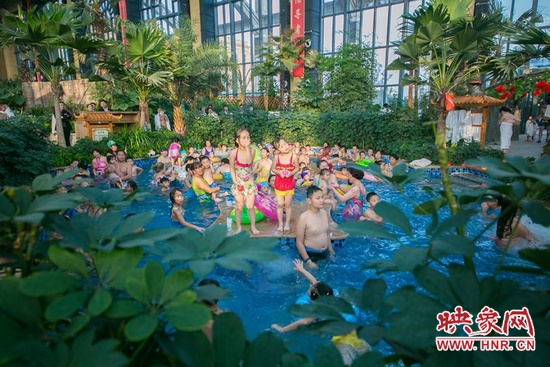 又開始過夏天的孩子們，在溫潤的泉水里放任天性。