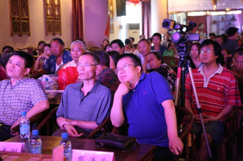 信息廣播總監(jiān)李金鋒（左1）、副總監(jiān)魏志剛（左2）、副總監(jiān)陳德年（左3）