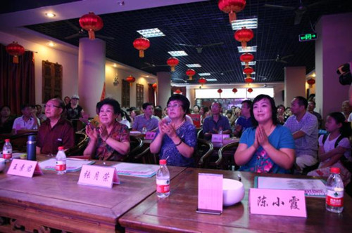 我省著名豫劇表演藝術(shù)家素君（左2）、常香玉弟子、國家一級演員張月榮（右2）