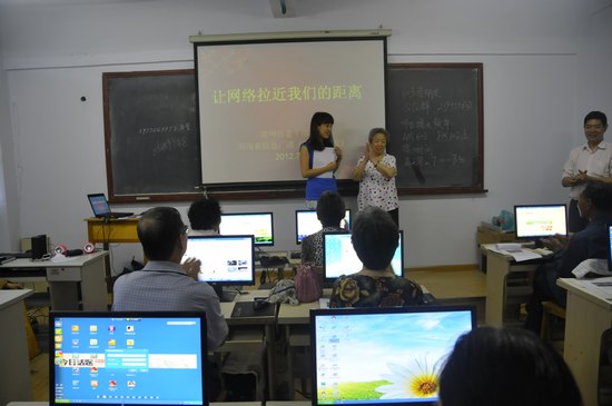 擁有18萬粉絲的網(wǎng)絡(luò)紅人、78歲的QQ奶奶張秀麗也來到網(wǎng)絡(luò)課堂