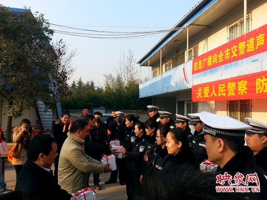 捐贈(zèng)防霧霾口罩現(xiàn)場(chǎng) 捐贈(zèng)防霧霾口罩現(xiàn)場(chǎng)