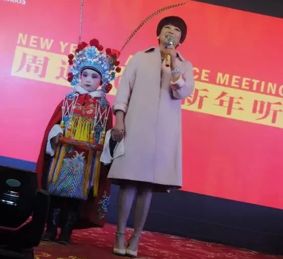 盛裝亮相的小戲迷，周迪的節(jié)目影響了一代又一代人