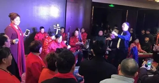 現(xiàn)場的樂隊老師也是咱的戲迷朋友，為了周迪的見面會今天累也開心