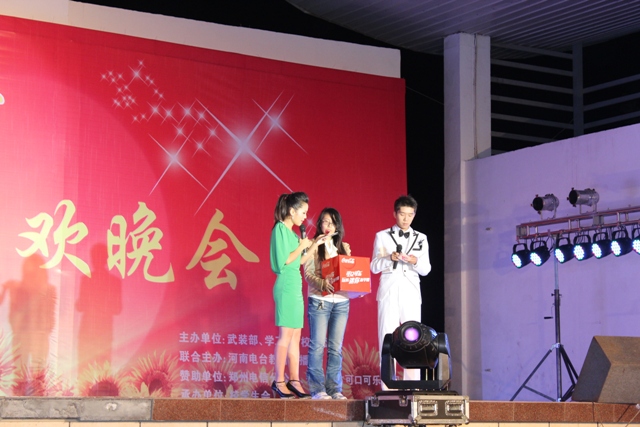 教育廣播女主播葉子現(xiàn)身晚會(huì)，全場(chǎng)沸騰