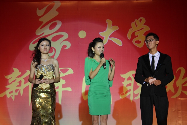 教育廣播女主播葉子現(xiàn)身晚會(huì)，與學(xué)生同臺(tái)主持