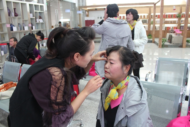 活動(dòng)開始前，教育廣播女主播幫參與活動(dòng)演出的老人化妝