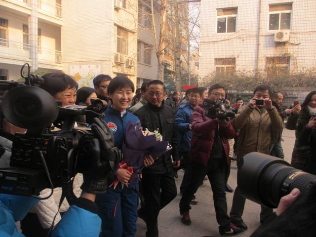 劉洋走進母?！嵵萑? oldsrc=