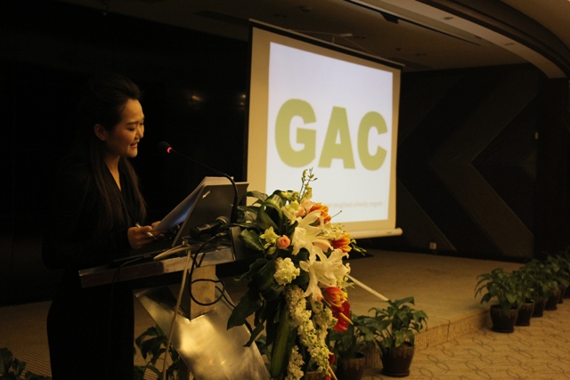 發(fā)布會開始，教育廣播女主播子楊現(xiàn)場主持