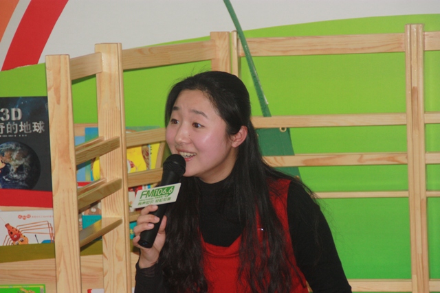 女主播“卷卷貓”親臨現(xiàn)場，繪聲繪色為孩子們講故事