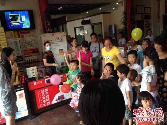 活動(dòng)開始前，1066城市之聲的主持人跟孩子們進(jìn)行現(xiàn)場(chǎng)互動(dòng)。