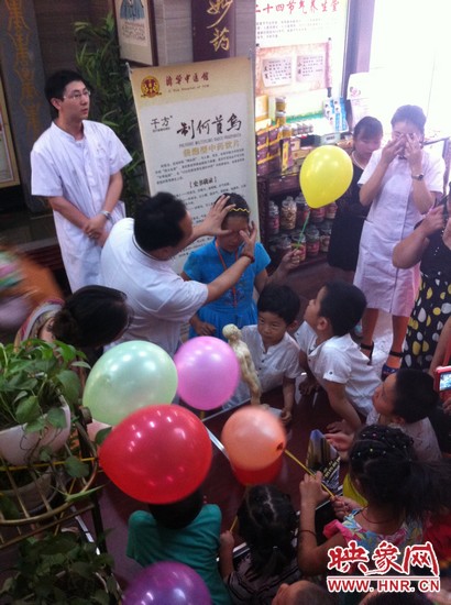 活動(dòng)開始了，濟(jì)華中醫(yī)館的保健按摩專家李老師為大家講解如何有效預(yù)防青少年近視。