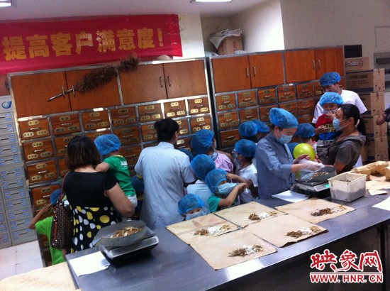 　　接下來，要進(jìn)入到有中醫(yī)“博物館”之稱的中藥房去探秘啦！藥房那些小抽屜里面裝的是什么？孩子們很好奇