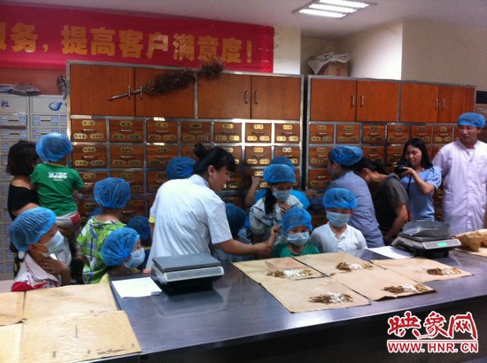 咦，藥房里的叔叔阿姨他們從小抽屜里拿出的藥又是什么？這些中藥放在一起有什么功效呢？