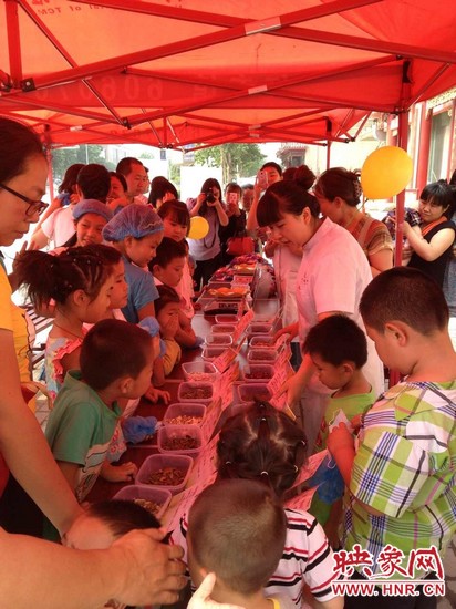 為了不影響中藥房里藥劑師正常工作，我們把孩子們?cè)谡J(rèn)中藥和裝香囊的兩個(gè)環(huán)節(jié)搬到了室外