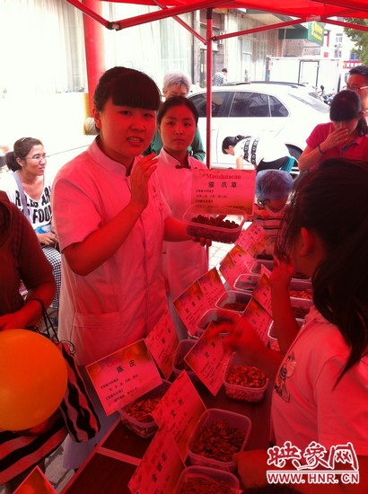 這是什么一，那又是什么？小腦袋不停的在思索，而小手和小鼻子也沒閑著，時(shí)不時(shí)地摸一摸、聞一聞！