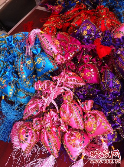 孩子們的好奇心得以大大的滿足，接下來就要裝香囊啦，你看，五顏六色的香囊多漂亮！